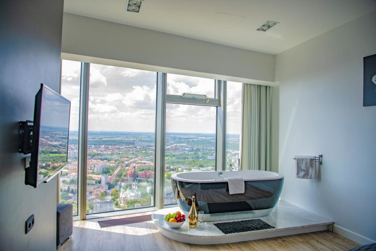 Апартаменты Bathtub View Luxury Apartments in Sky Tower Вроцлав