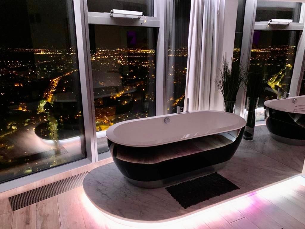 Апартаменты Bathtub View Luxury Apartments in Sky Tower Вроцлав