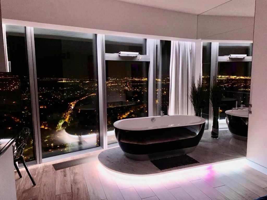 Апартаменты Bathtub View Luxury Apartments in Sky Tower Вроцлав