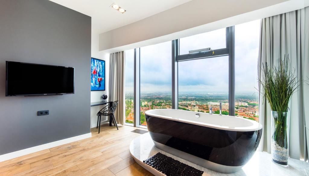 Апартаменты Bathtub View Luxury Apartments in Sky Tower Вроцлав