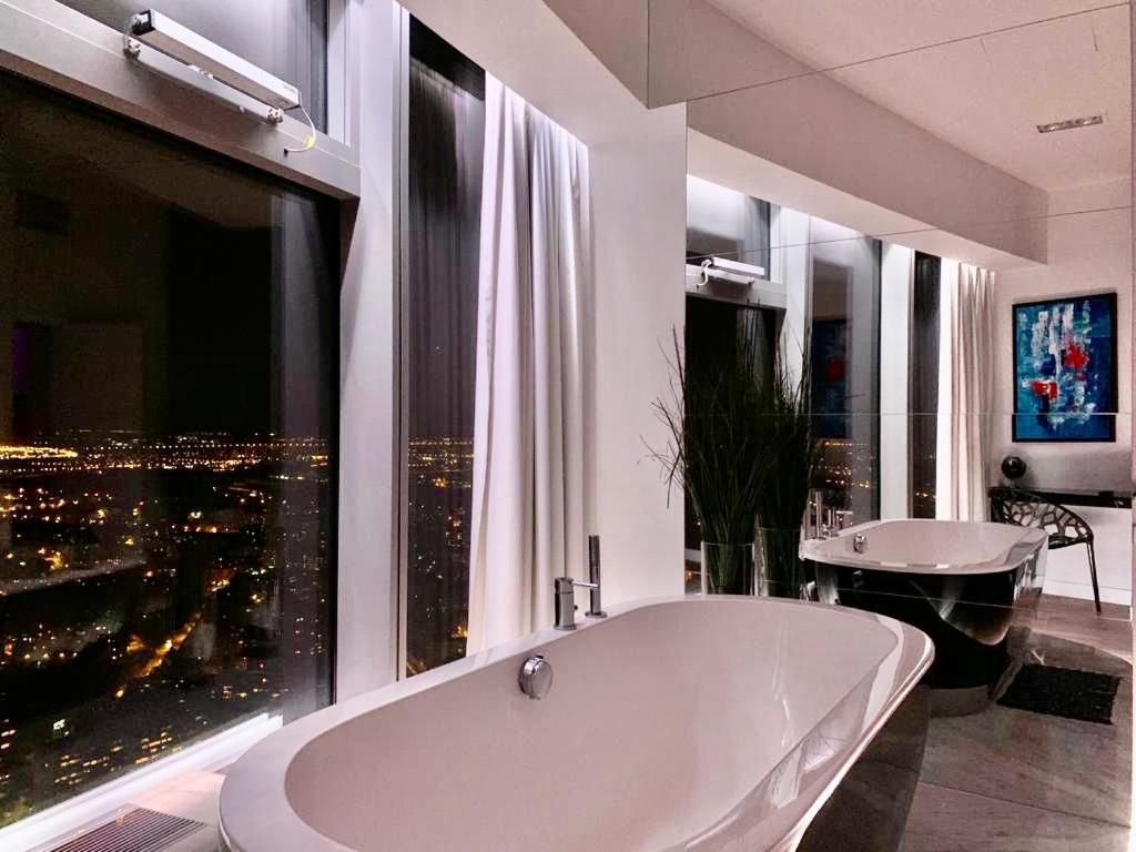 Апартаменты Bathtub View Luxury Apartments in Sky Tower Вроцлав