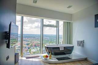 Апартаменты Bathtub View Luxury Apartments in Sky Tower Вроцлав Апартаменты с ванной и душем-1