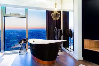 Апартаменты Bathtub View Luxury Apartments in Sky Tower Вроцлав Люкс с кроватью размера «king-size» и ванной-10