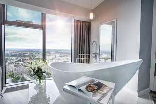 Апартаменты Bathtub View Luxury Apartments in Sky Tower Вроцлав Люкс с кроватью размера «king-size» и ванной-1